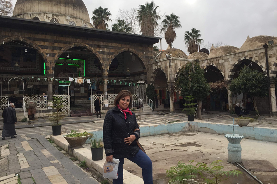 Chadia Atassi avant son arrivée en Suisse devant le Sulaymaniyah Takiyya à Damas, Syrie © Privé